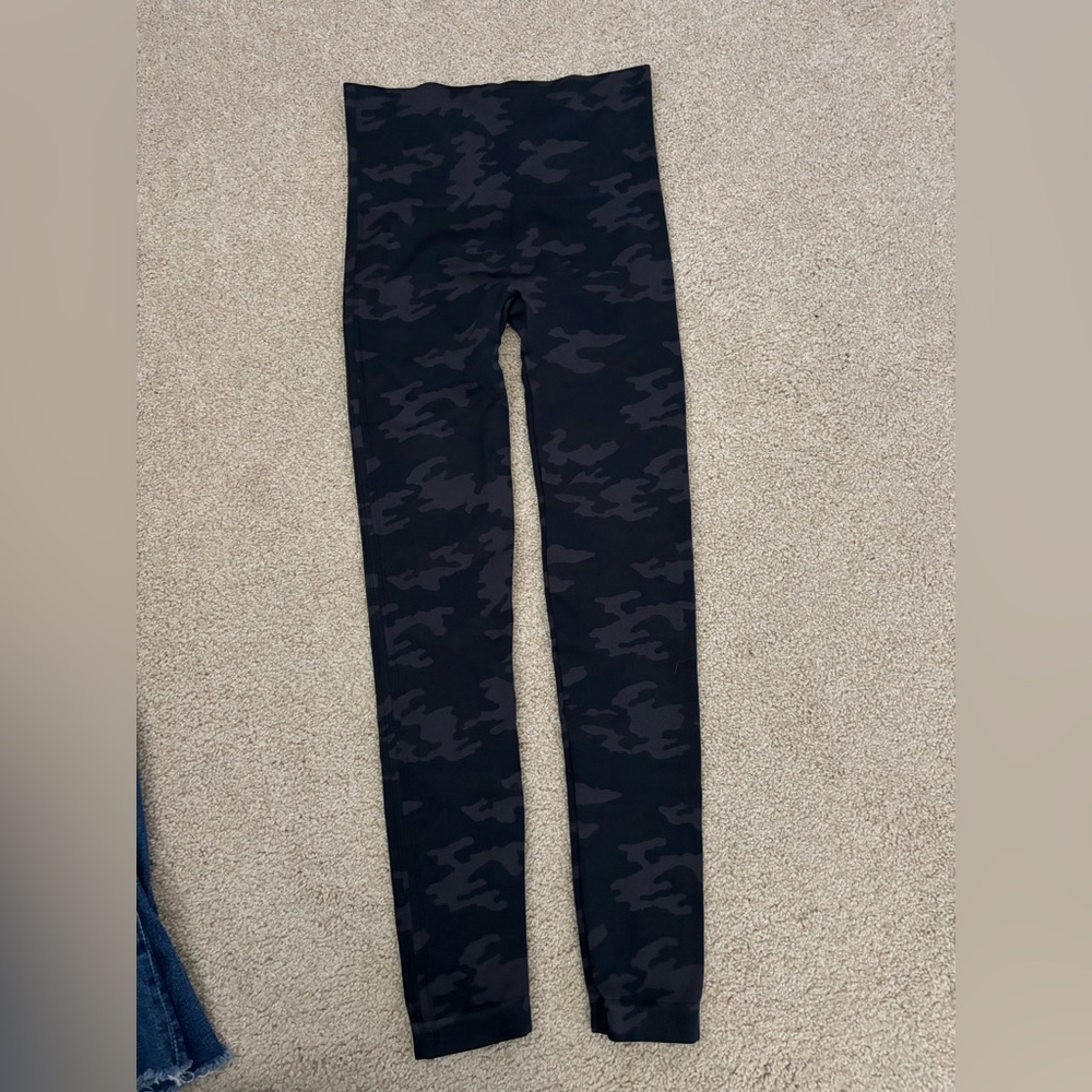 Women’s spanx black camo leggings size small